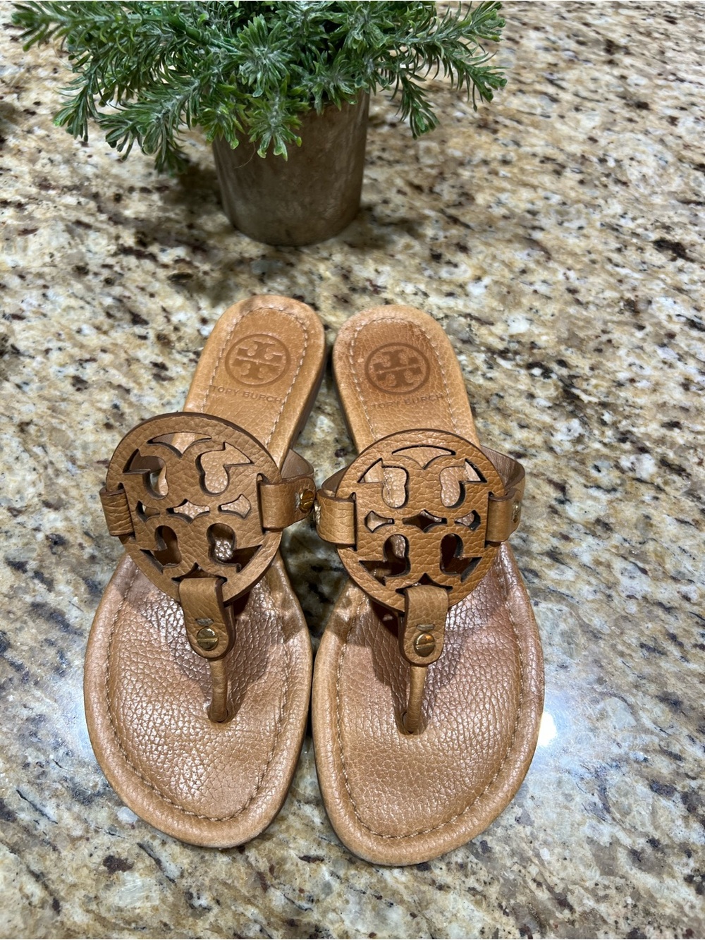 TORY BURCH Miller Tan Textured Leather Thong Sandal 6M - Picture 2 of 11